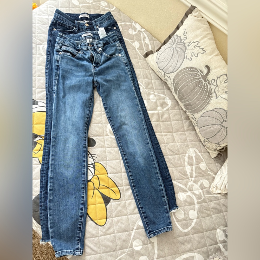 Good legs and good legs crop, mid rise jeans. Skinny fit. Used.